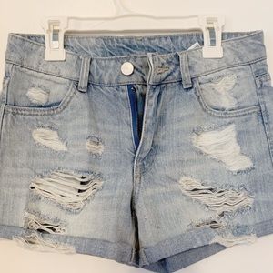 H&M & DENIM DISTRESSED LIGHT WASH DENIM SHORTS NWT
